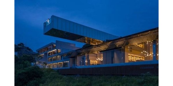 50米寬的巨大水鏡，郎酒莊園敬天臺(tái)