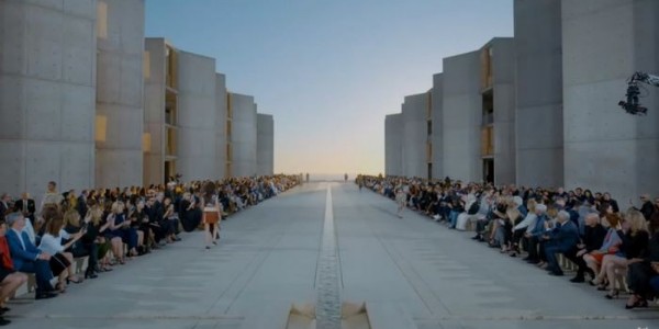 LV時裝秀場 — 薩爾克研究所廣場為什么一棵樹也沒種？建筑大師路易斯·康的封神之作