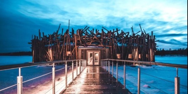 在這座漂浮的鳥巢里，藏了12間可以躺著看極光的房間