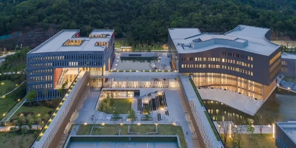 在建筑與自然、垂直與水平之間創(chuàng)造了一種發(fā)現(xiàn)感