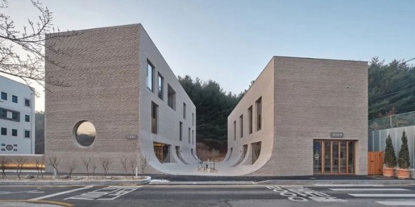 咖啡館混凝土磚外墻流入中央庭院，簡潔張力