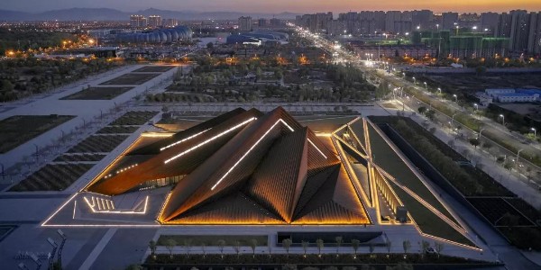 Foster + Partners新作 / 大同美術(shù)館，四座相互堆疊的金字塔