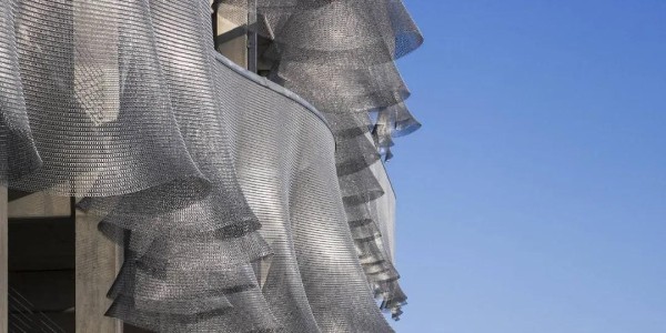 這個(gè)停車場(chǎng)太飄了，竟將金屬網(wǎng)做成了“少女的裙擺”掛在立面上！