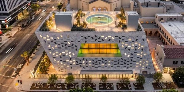 OMA耗時(shí)十年的新作完工，加州的第一座文化建筑